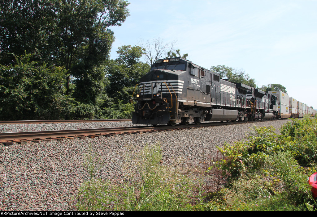 NS 9257 leads a westbound past milepost 116 at Cove PA